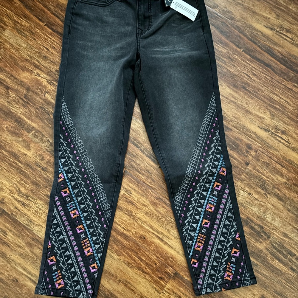 DG2.  NWT Women's Black/Gray Embroidered Jeans